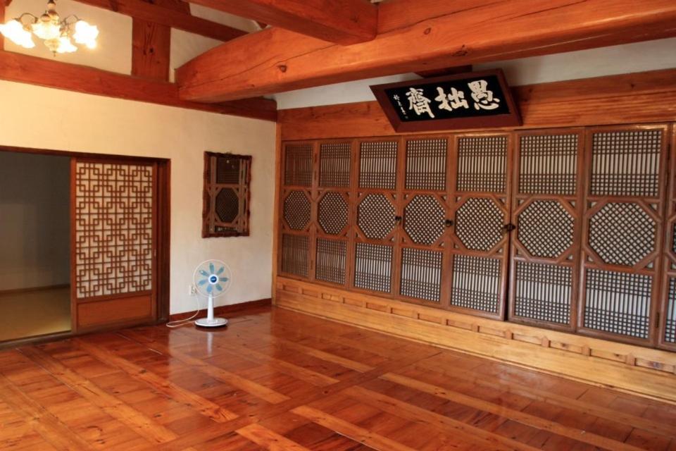 Goseong Choi Pilgan'S Old House Hotel Exterior photo